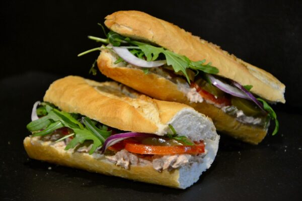 Belegtes Brötchen mit pikantem Nassen-Thunfischsalat