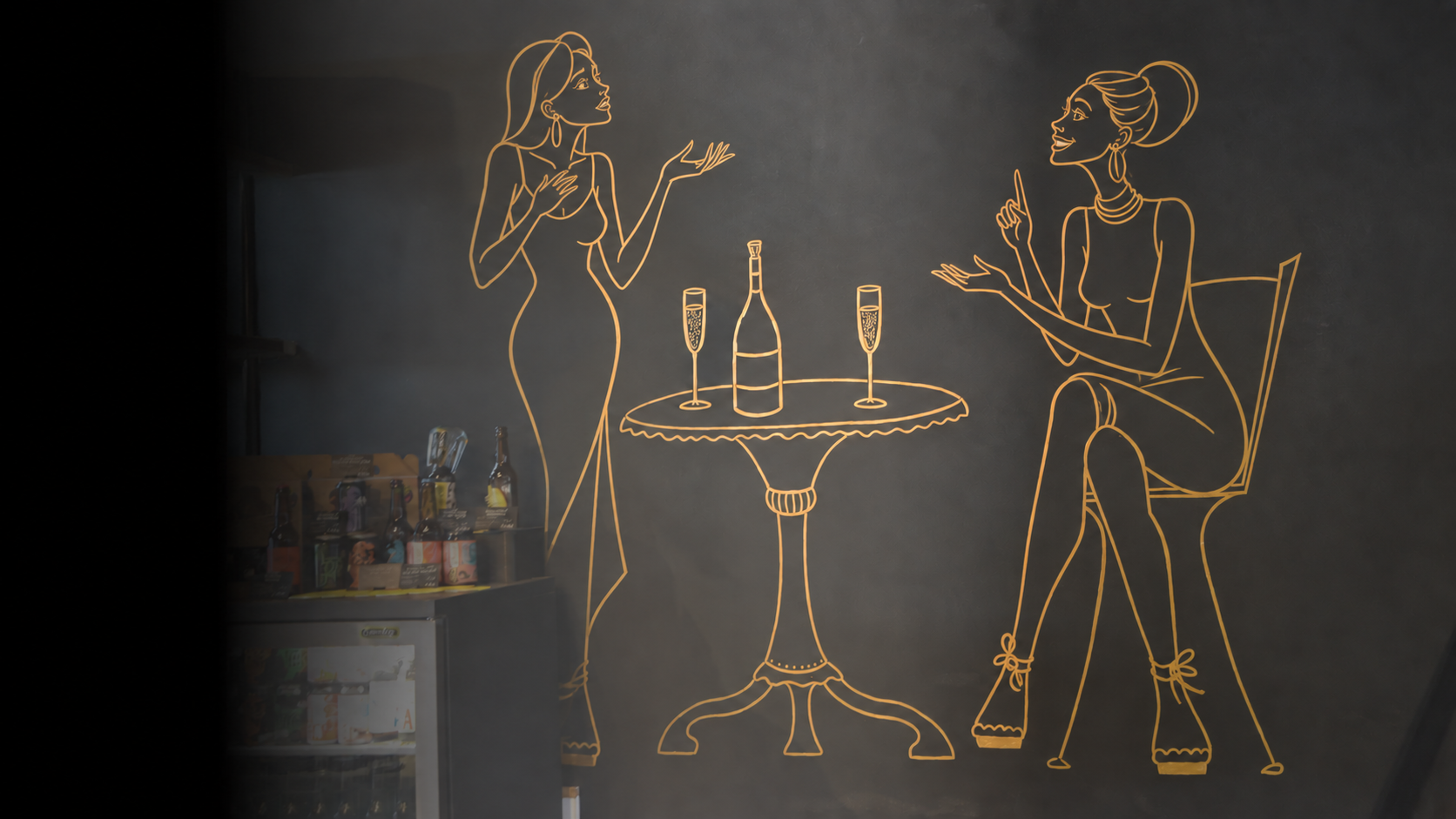 Twee dames bij Nassen Amsterdam met wijn en champagne